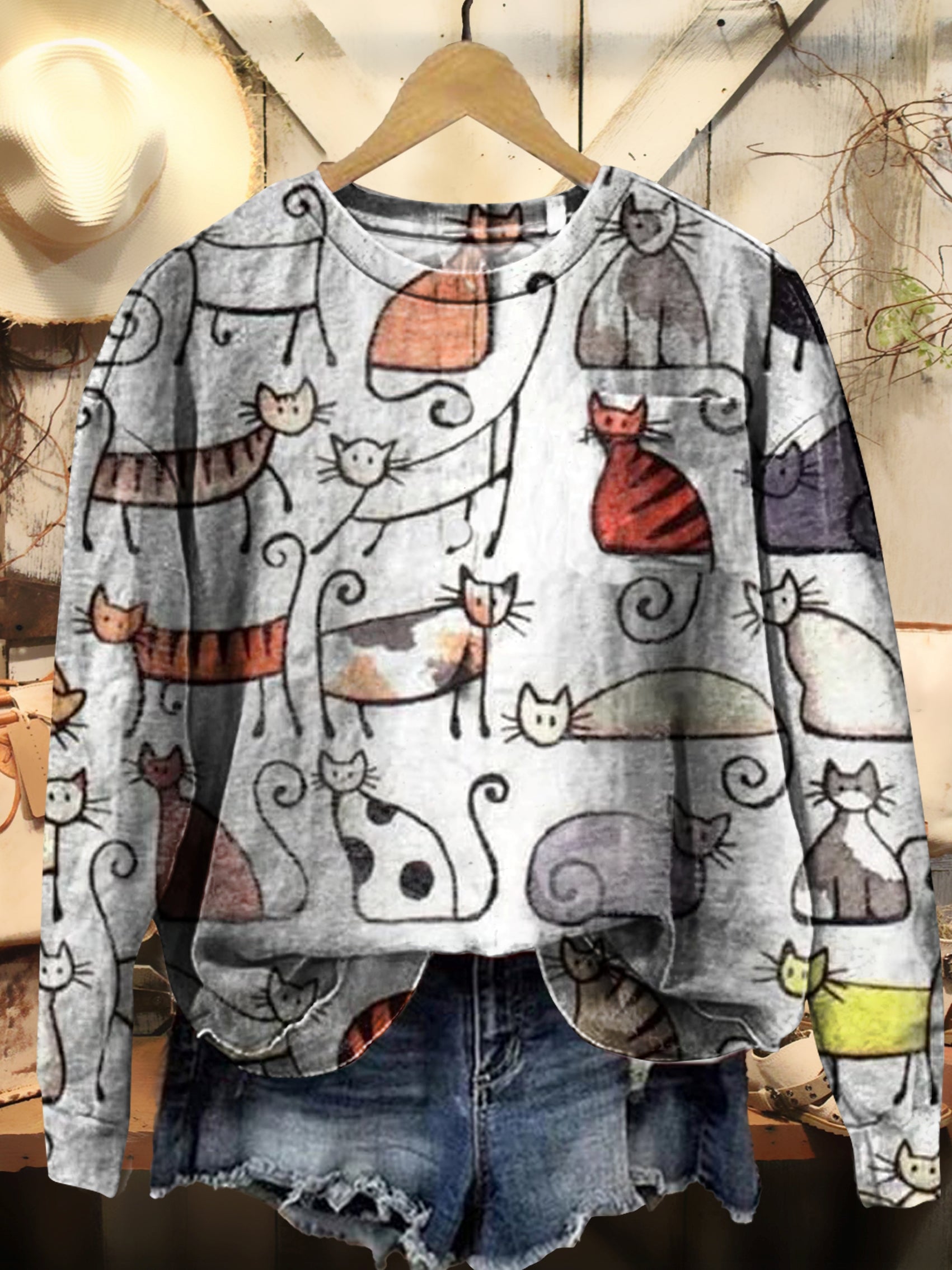 Long-sleeved Sweatshirt with Artistic Print Featuring A Pattern of Small Cats